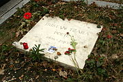 Tumba de Tristan Tzara en el cementerio de Montparnasse, Paris.